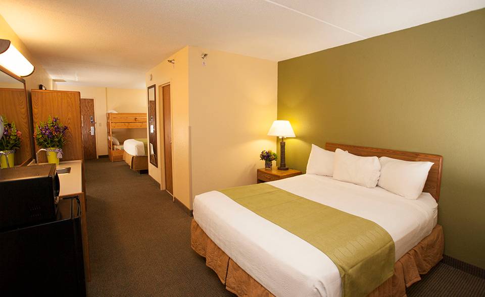 Edgewater Hotel and Waterpark | restaurant | 2400 London Rd, Duluth, MN 55812, USA | 2187283601 OR +1 218-728-3601