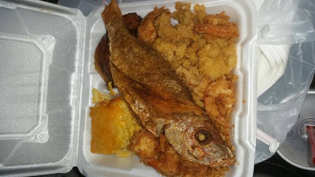 Lynns Bahamian Kitchen | restaurant | 3000 Country Club Ln, Pembroke Park, FL 33009, USA | 9546285859 OR +1 954-628-5859