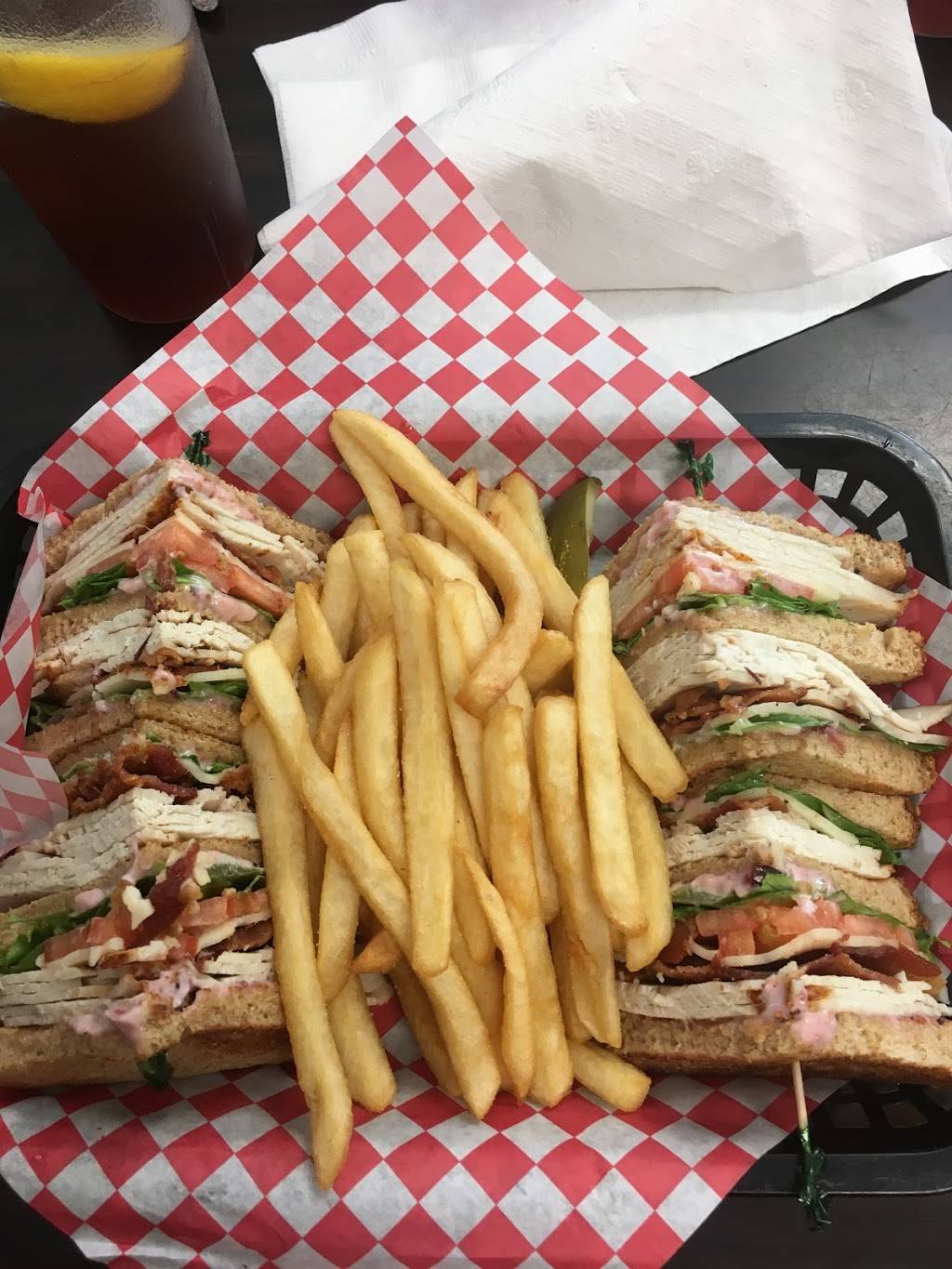 Maggie Maes on the Bluffs | restaurant | 2961 W Bay Dr, Belleair Bluffs, FL 33770, USA | 7277244243 OR +1 727-724-4243