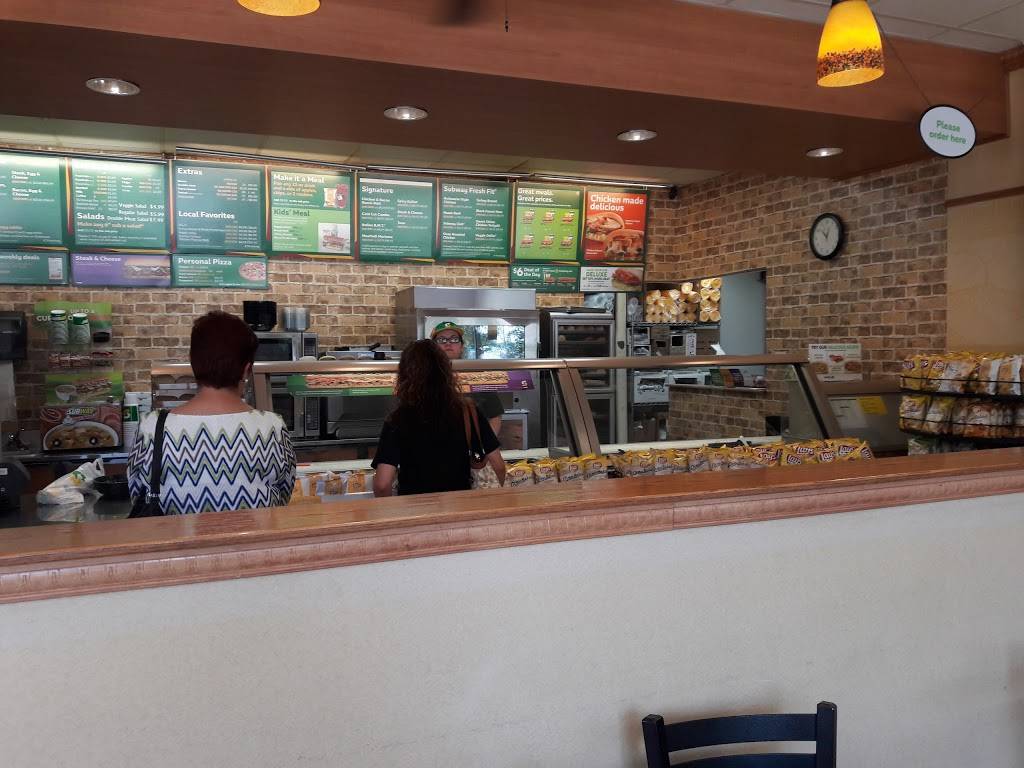 Subway | restaurant | 1315 S St Marys St, San Antonio, TX 78210, USA | 2102369001 OR +1 210-236-9001
