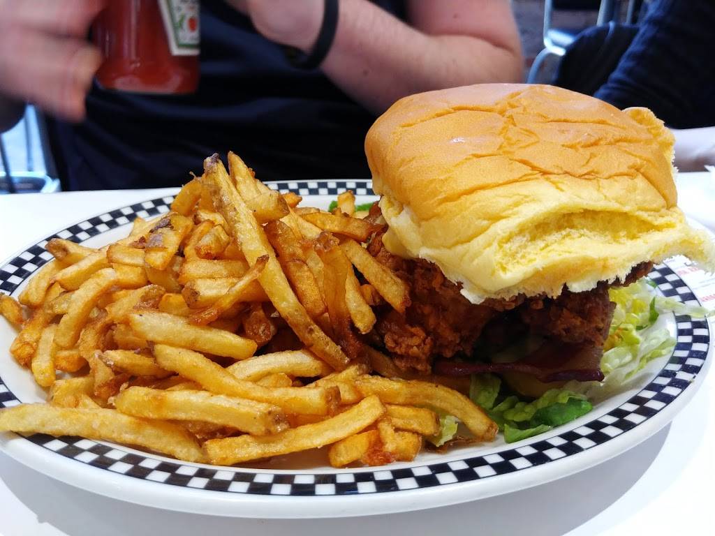 Lisbon By Night | restaurant | 802 Dundas St W, Toronto, ON M6J 1V3, Canada | 4166036522 OR +1 416-603-6522