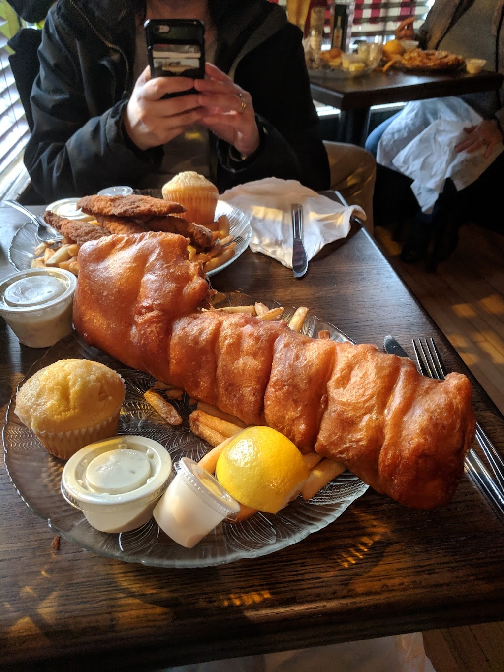 Around the Corner Saloon & Cafe | restaurant | 18616 Detroit Ave, Lakewood, OH 44107, USA | 2165214413 OR +1 216-521-4413