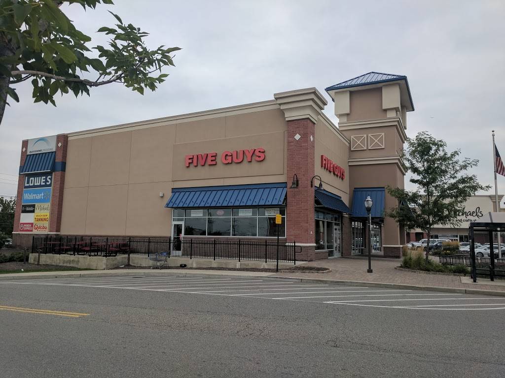 Five Guys | meal takeaway | 301 Bayonne Crossing Way, Bayonne, NJ 07002, USA | 2014360300 OR +1 201-436-0300