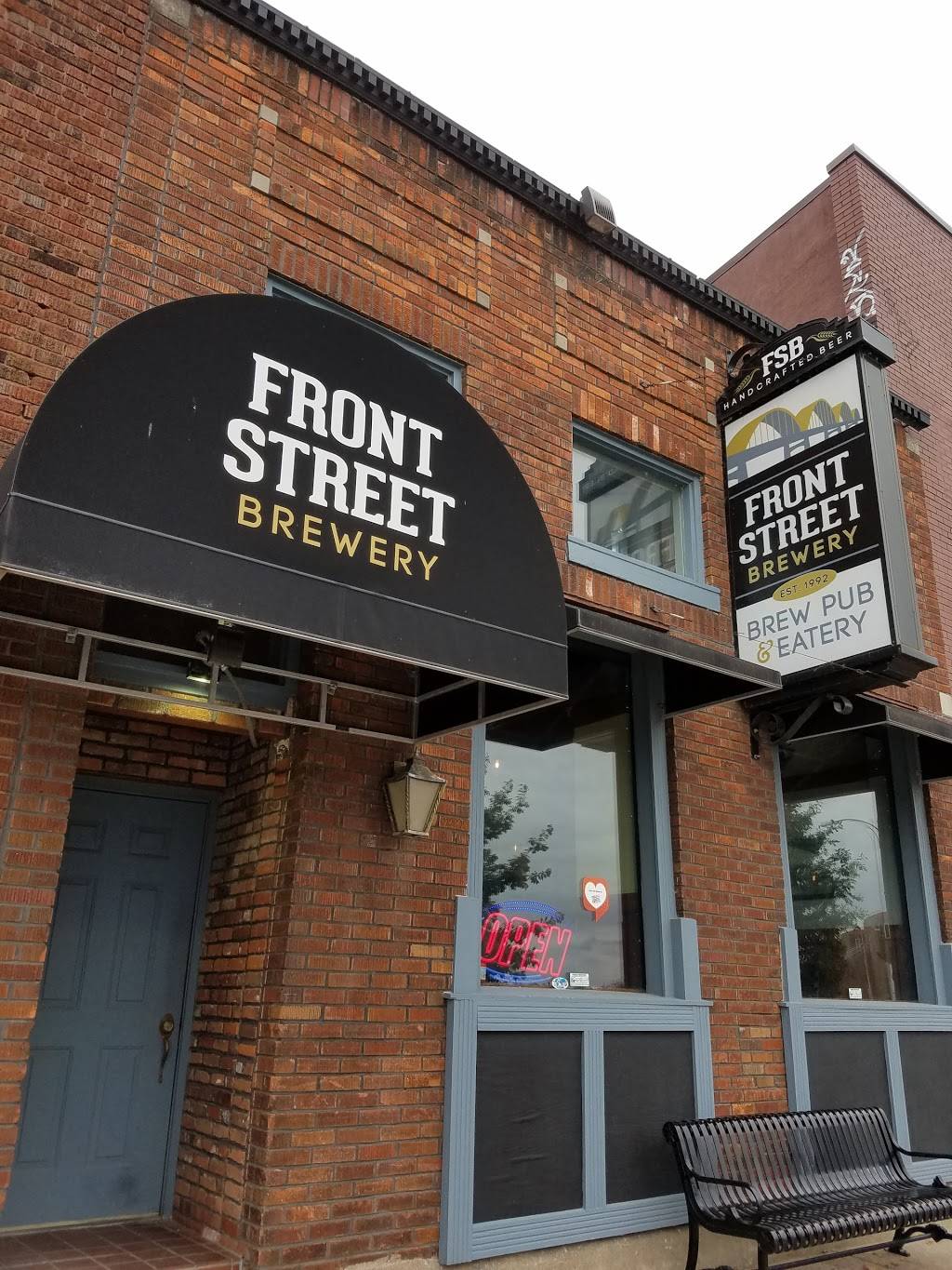 Front Street Pub & Eatery | restaurant | 208 E River Dr, Davenport, IA 52801, USA | 5633221569 OR +1 563-322-1569