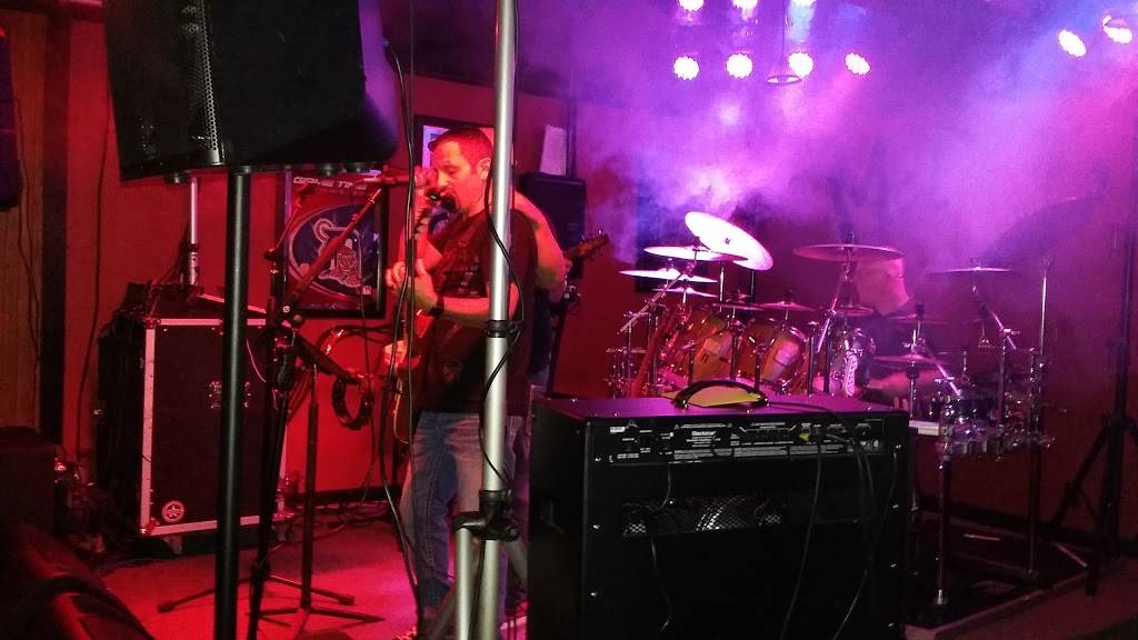 McDuffs Bar and Grille | restaurant | 105 E Superior St, Wayland, MI 49348, USA | 2697922257 OR +1 269-792-2257