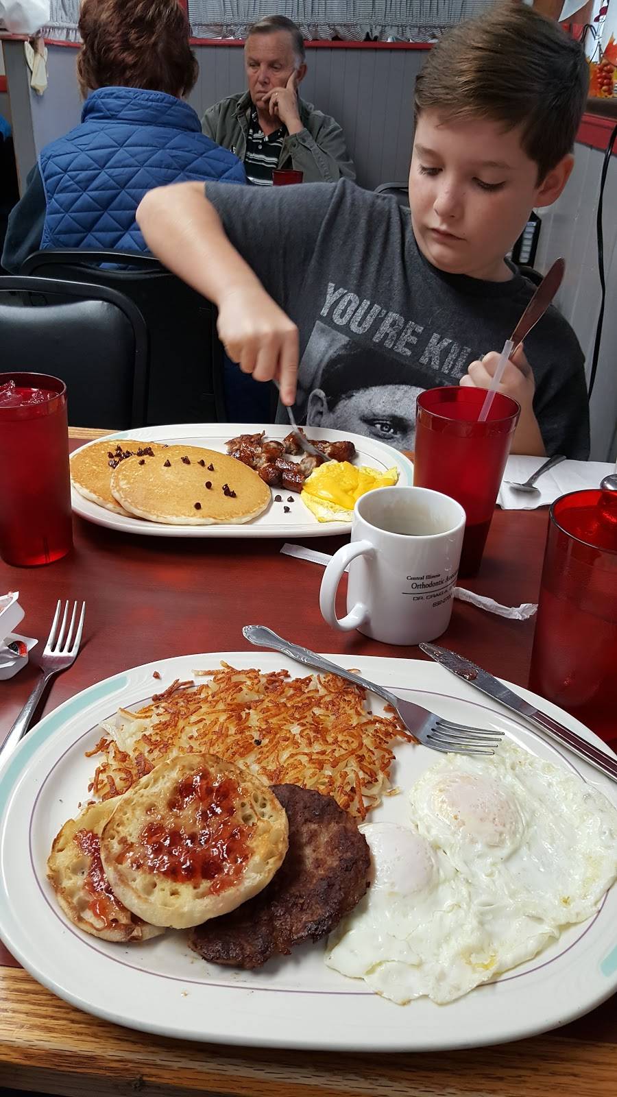 Track Inn | restaurant | 1815 N Santa Fe Ave, Chillicothe, IL 61523, USA | 3092742217 OR +1 309-274-2217