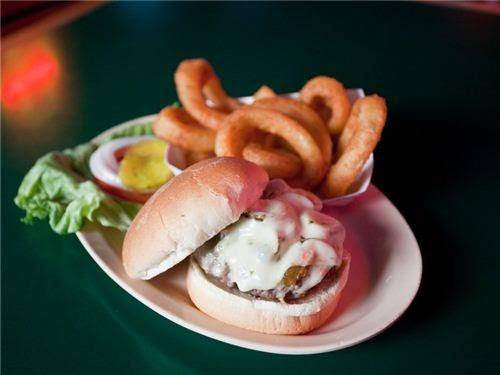 Friendlys Sports Bar & Grill | restaurant | 3503 Roger Pl, St. Louis, MO 63116, USA | 3147712040 OR +1 314-771-2040