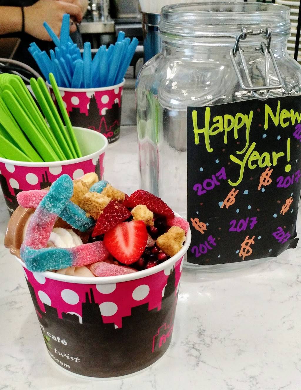 Froyo Chicago | restaurant | 3746 N Southport Ave, Chicago, IL 60613, USA | 7738570119 OR +1 773-857-0119