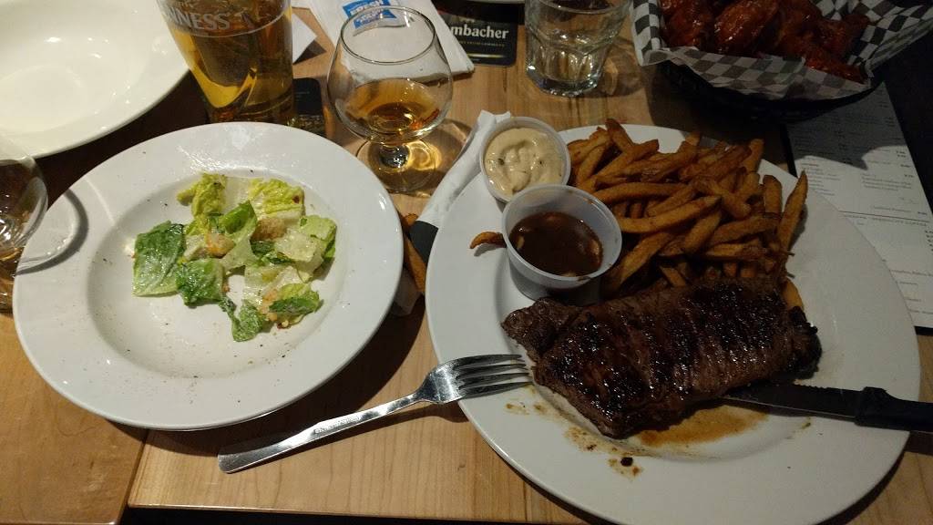 Freds Bar & Grill | restaurant | 636 Bloor St, Mississauga, ON L5A 1Z8, Canada | 9052790097 OR +1 905-279-0097