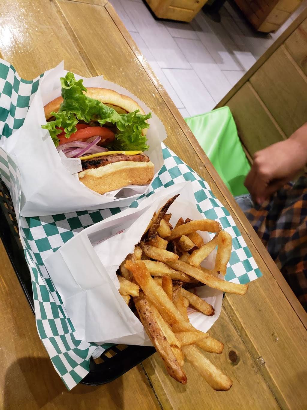 Busy Burger | restaurant | 1120 W Taylor St, Chicago, IL 60607, USA | 3122267760 OR +1 312-226-7760