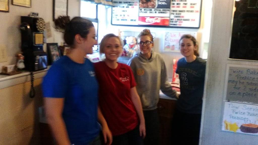 Ricks Bar-B-Que | restaurant | 1522 US-79, Dover, TN 37058, USA | 9312327217 OR +1 931-232-7217