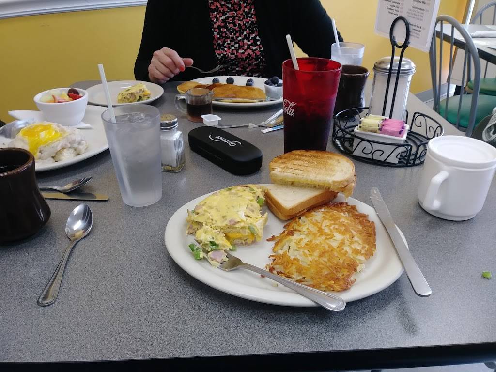 Uptown Cafe Binford | restaurant | 6404-6438 Rucker Rd, Indianapolis, IN 46220, USA | 3174669631 OR +1 317-466-9631