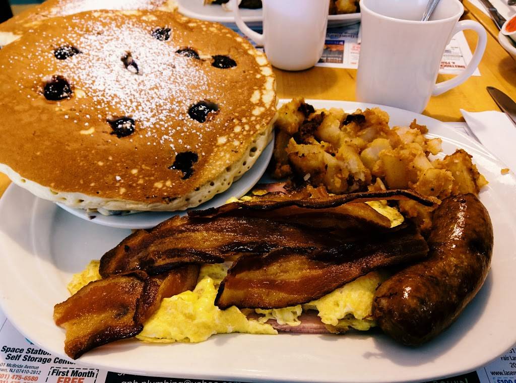 Country Pancake House | restaurant | 140 E Ridgewood Ave, Ridgewood, NJ 07450, USA | 2014448395 OR +1 201-444-8395