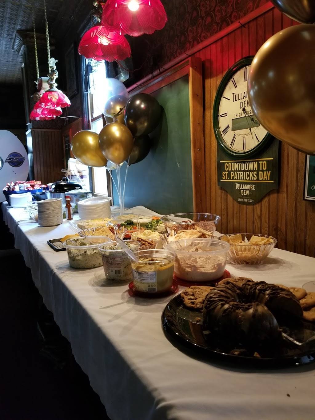 Champions Pub | restaurant | 2417 N Bartlett Ave, Milwaukee, WI 53211, USA | 4143322440 OR +1 414-332-2440