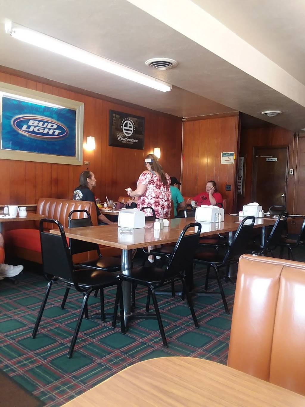 Vics Cafe | restaurant | 1839 E Market St, New Albany, IN 47150, USA | 8129444338 OR +1 812-944-4338