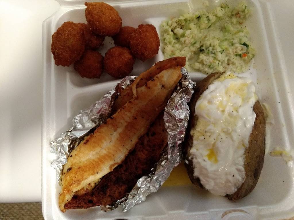 Fish Hut | restaurant | 120 Water St, Savannah, TN 38372, USA | 7319256571 OR +1 731-925-6571