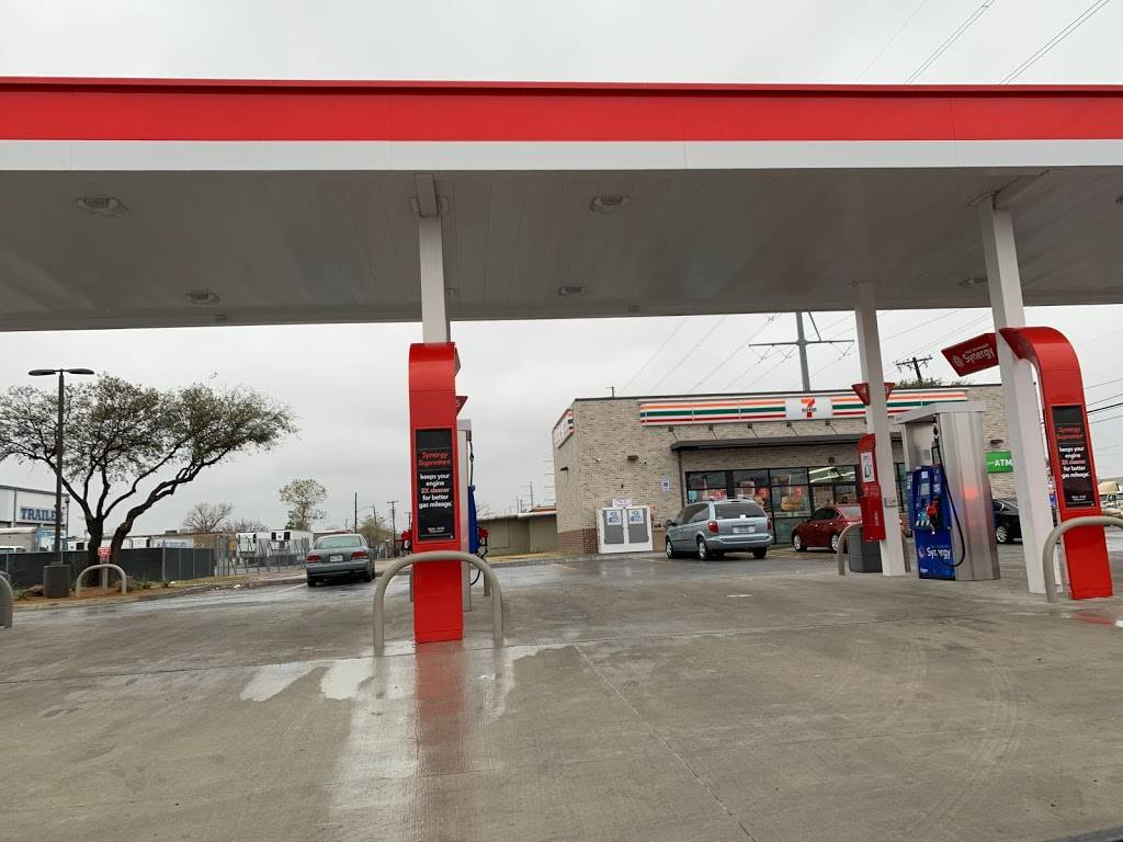 7-Eleven | bakery | 555 W Mockingbird Ln, Dallas, TX 75247, USA | 9729822208 OR +1 972-982-2208