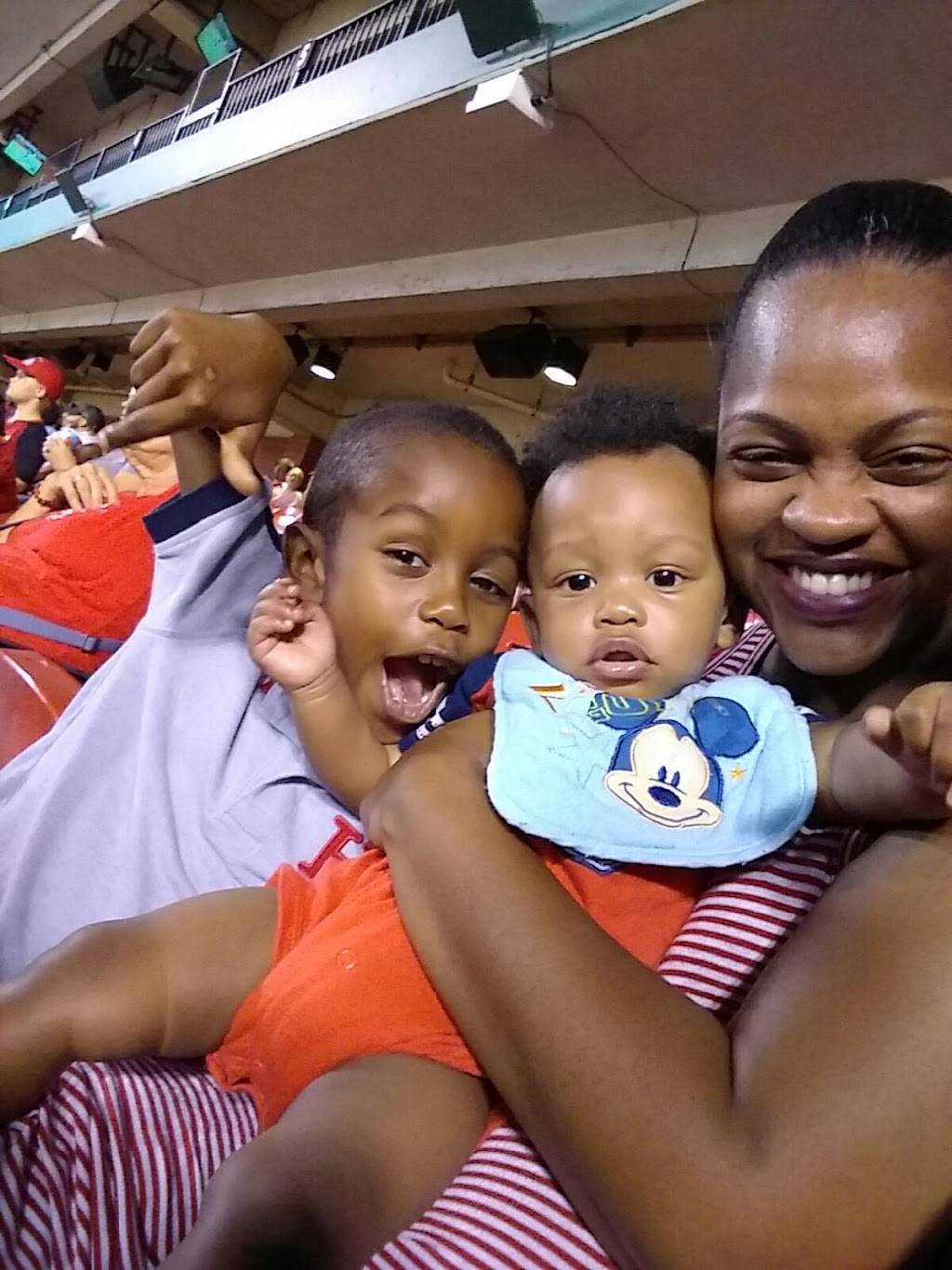 St Louis Fish & Chicken | restaurant | 1213 Kingshighway, Washington Park, IL 62204, USA | 6188748220 OR +1 618-874-8220