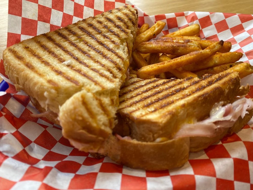 Chellie Club | restaurant | 1000 W Austin Blvd, Nevada, MO 64772, USA | 4176678181 OR +1 417-667-8181