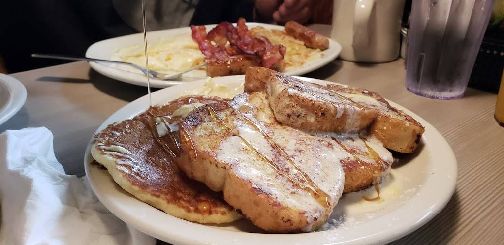 Perkins Restaurant & Bakery | restaurant | 811 S Frontage Rd, Wisconsin Dells, WI 53965, USA | 6082546424 OR +1 608-254-6424