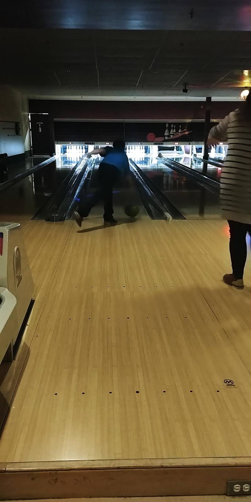 Salon de Quilles La Place | meal takeaway | 4565 Boulevard Saint-Joseph, Saint-Nicéphore, QC J2A 1B4, Canada | 8194721181 OR +1 819-472-1181