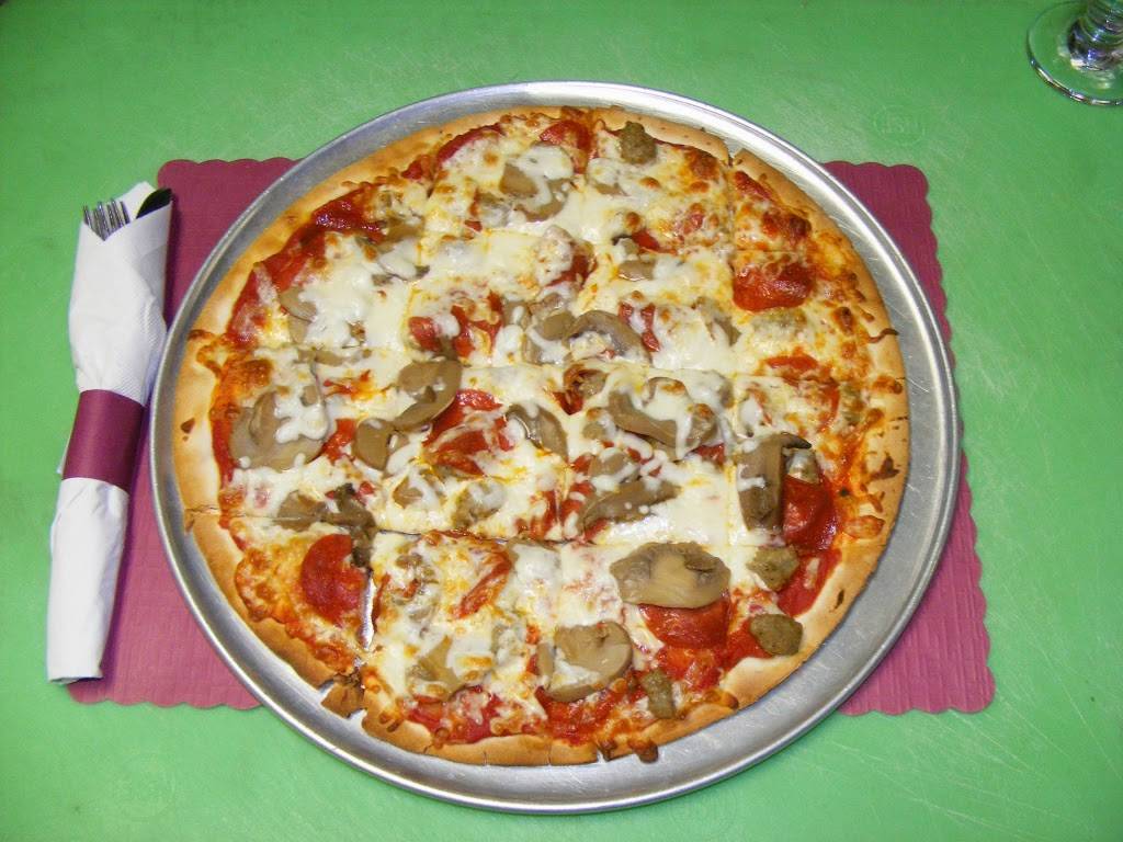 Greenside Grille at Lake Arrowhead | restaurant | 1195 Apache Ln, Nekoosa, WI 54457, USA | 7153253341 OR +1 715-325-3341