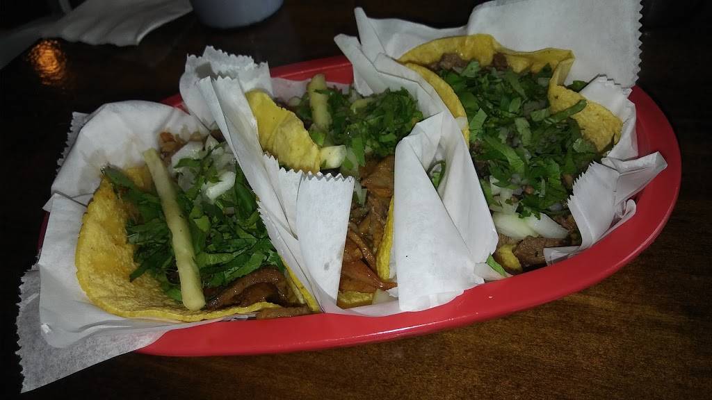 La Lagartija Taqueria | restaurant | 132 S Ashland Ave, Chicago, IL 60607, USA | 3127337772 OR +1 312-733-7772