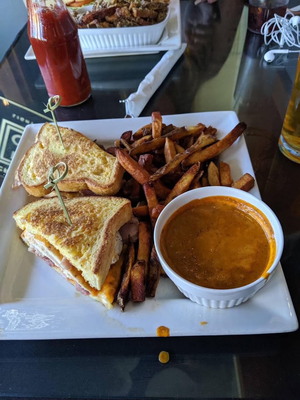 Paddingtons Pub | restaurant | 18 Ontario St N, Grand Bend, ON N0M 1T0, Canada | 5192385788 OR +1 519-238-5788