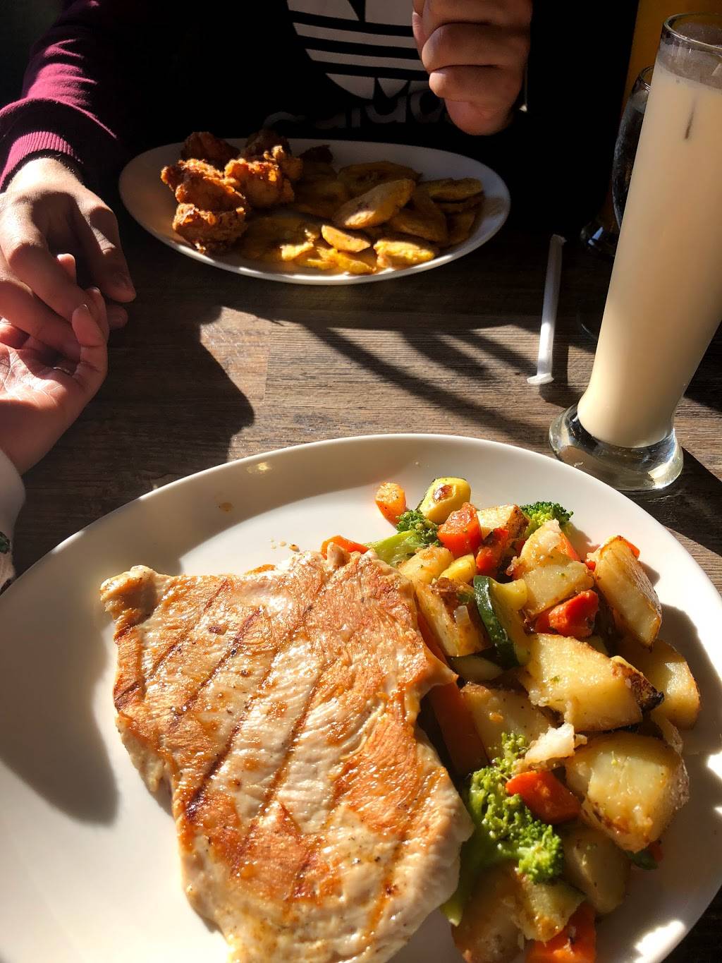 Cafe Colonial | restaurant | 2072 White Plains Rd, Bronx, NY 10462, USA | 7188241933 OR +1 718-824-1933