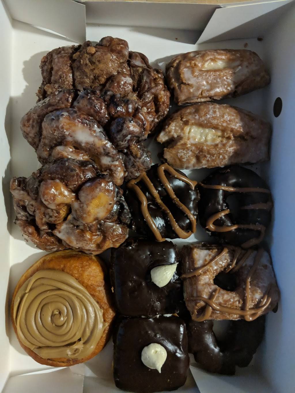 Legendary Doughnuts | restaurant | 1640 NW Gilman Blvd #3, Issaquah, WA 98027, USA | 4256518070 OR +1 425-651-8070