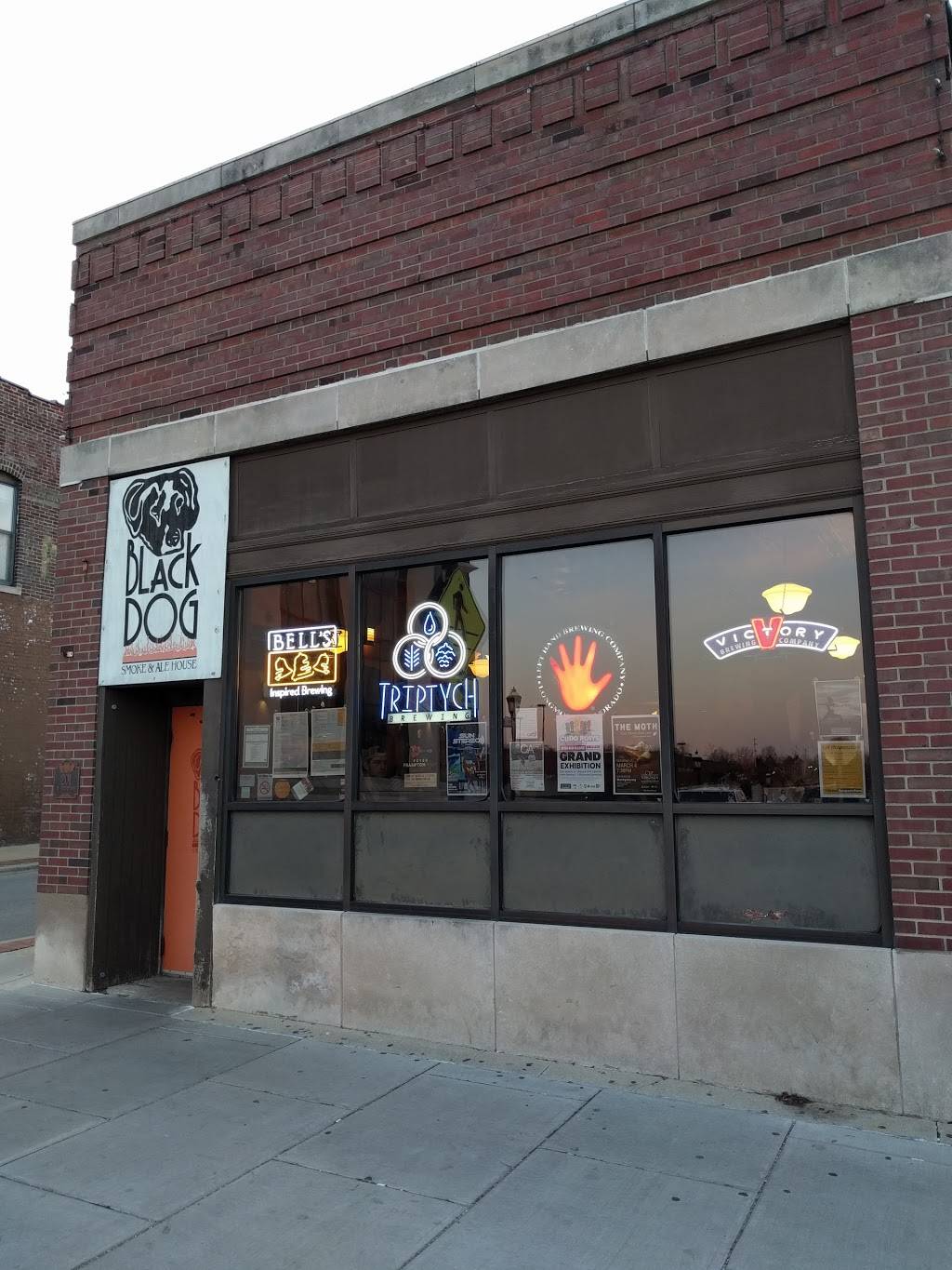 Black Dog Smoke & Ale House | restaurant | 201 N Broadway Ave, Urbana, IL 61801, USA | 2173449342 OR +1 217-344-9342