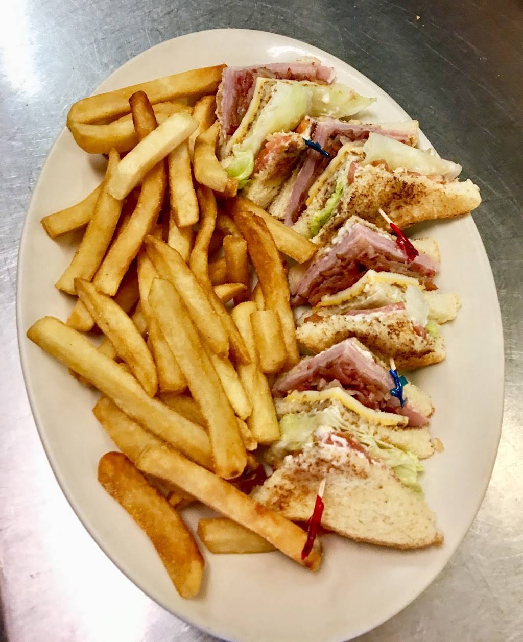 Rockefellers Food & Spirits | restaurant | 592 US-701, Loris, SC 29569, USA | 8437560840 OR +1 843-756-0840