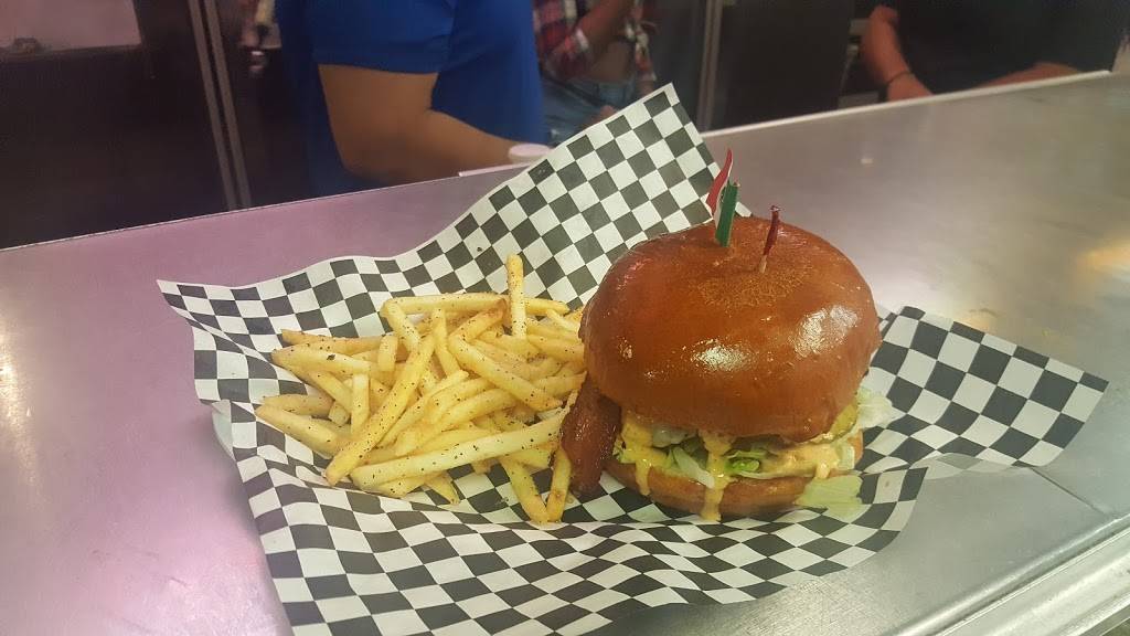 Chulas Sports Cantina | night club | 11095 East Fwy, Houston, TX 77029, USA | 7134557300 OR +1 713-455-7300