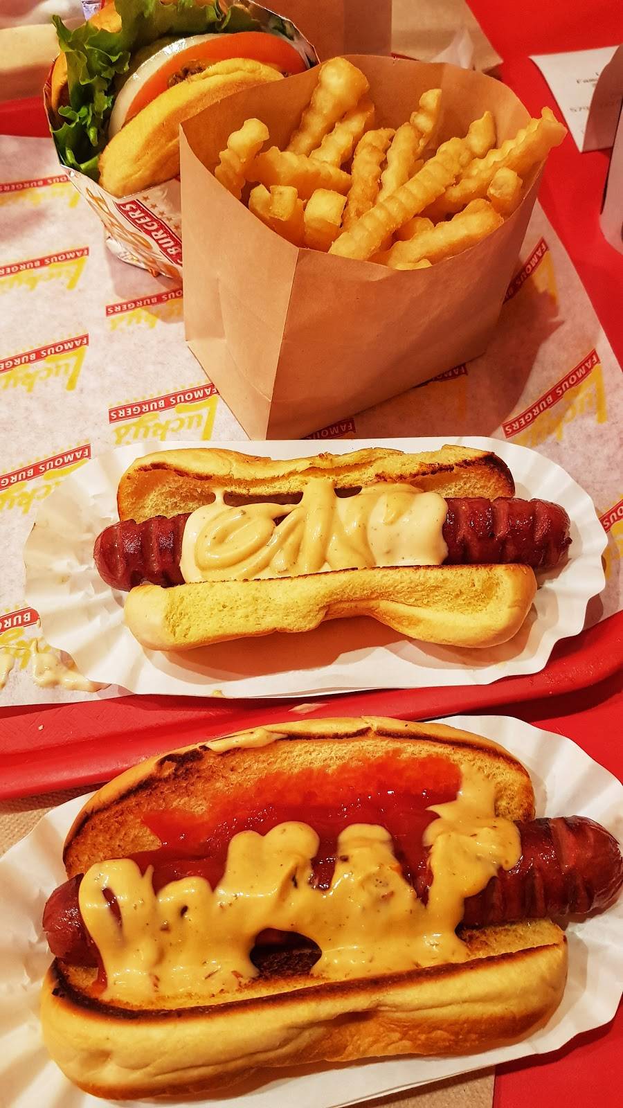 Luckys Famous Burgers | restaurant | 264 W 23rd St, New York, NY 10011, USA | 2122424900 OR +1 212-242-4900