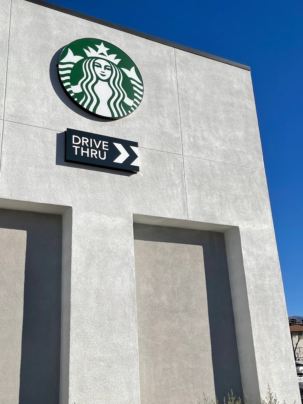 Starbucks | cafe | 580 E Highland Ave, San Bernardino, CA 92404, USA | 9098700379 OR +1 909-870-0379