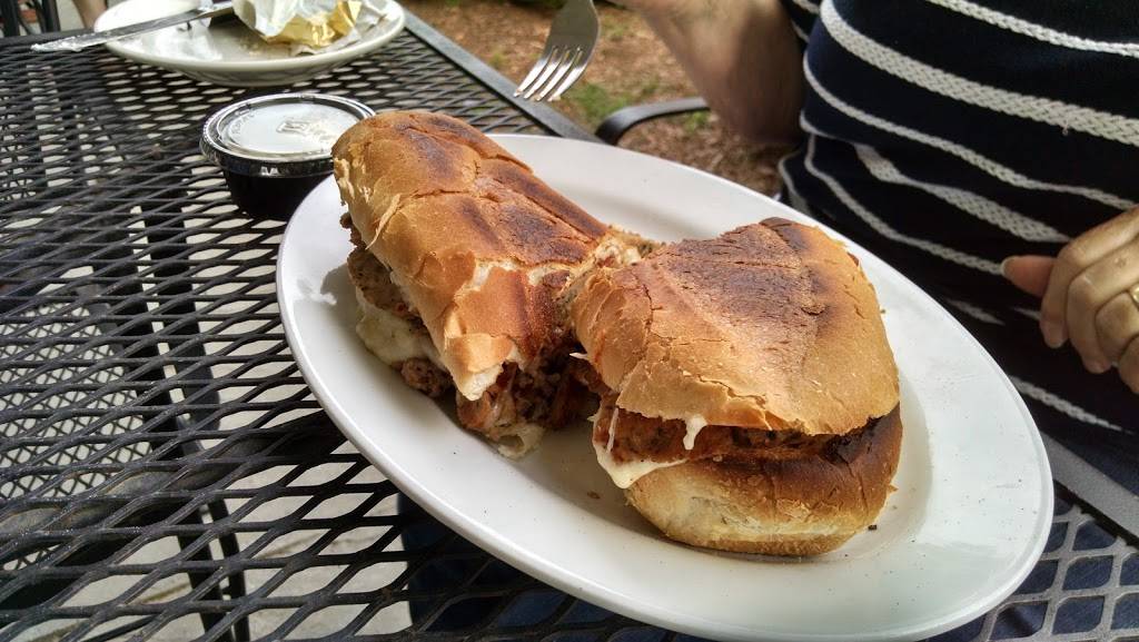 Laurinos Tavern | restaurant | 3668 Main St, Brewster, MA 02631, USA | 5088966135 OR +1 508-896-6135