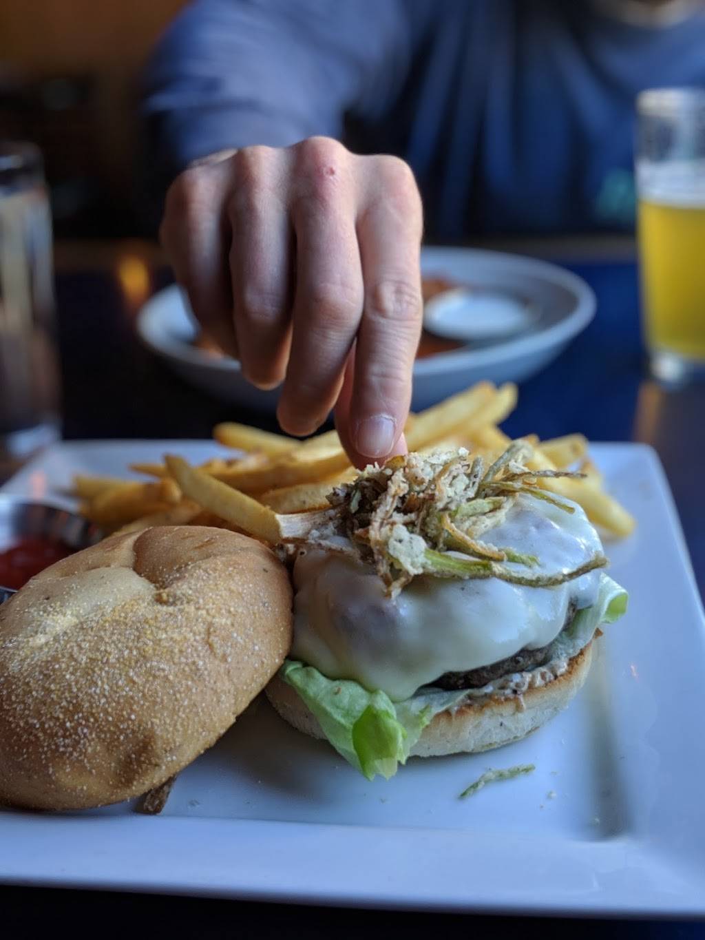 Connecticut Yankee | restaurant | 100 Connecticut St, San Francisco, CA 94107, USA | 4155524440 OR +1 415-552-4440