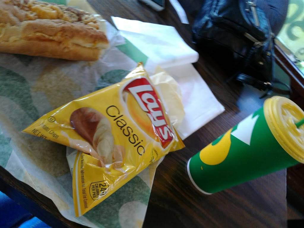 Subway | restaurant | 1562 Barton Rd, Redlands, CA 92373, USA | 9097930850 OR +1 909-793-0850