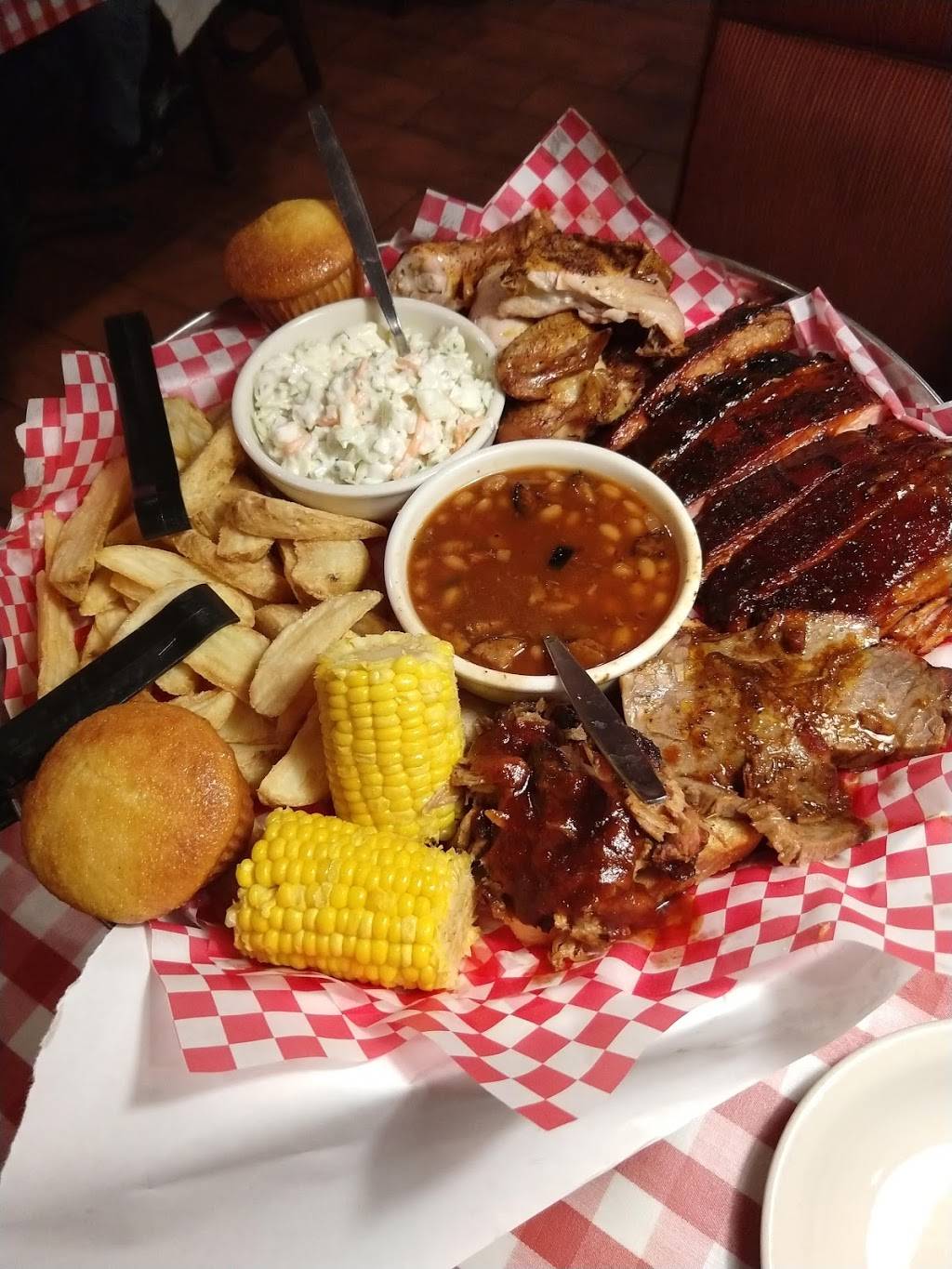 Famous Daves Bar-B-Que | restaurant | 7411 North Grand Prairie Drive, Peoria, IL 61615, USA | 3096917427 OR +1 309-691-7427