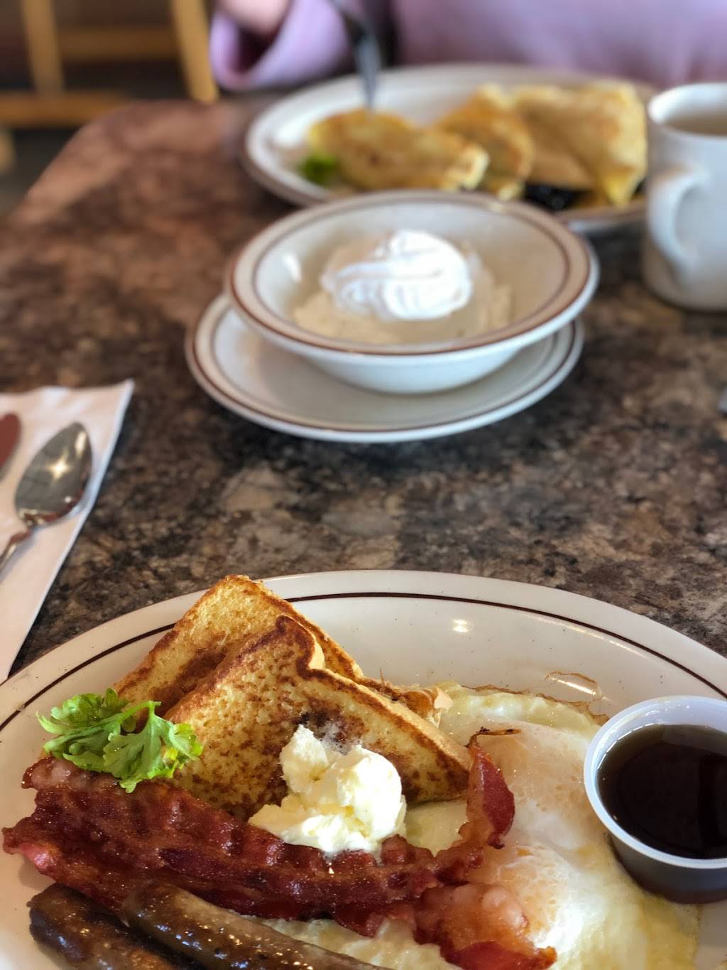 Jennifers | restaurant | 8464 Pearl Rd, Strongsville, OH 44136, USA | 4402342044 OR +1 440-234-2044