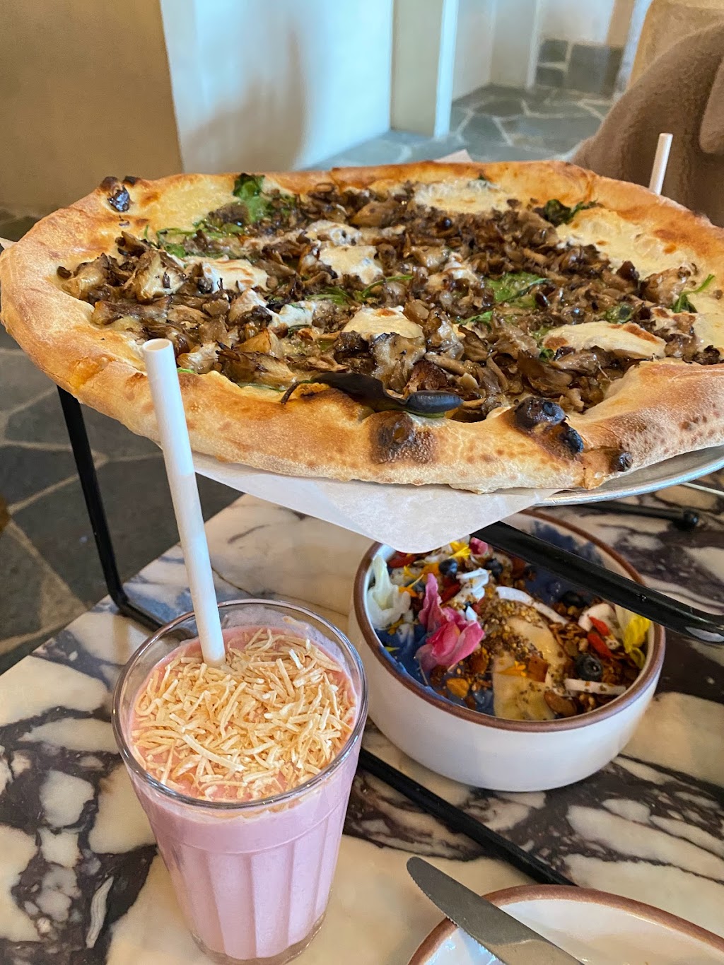 Great White | restaurant | 244 N Larchmont Blvd, Los Angeles, CA 90004, USA | 3237455059 OR +1 323-745-5059