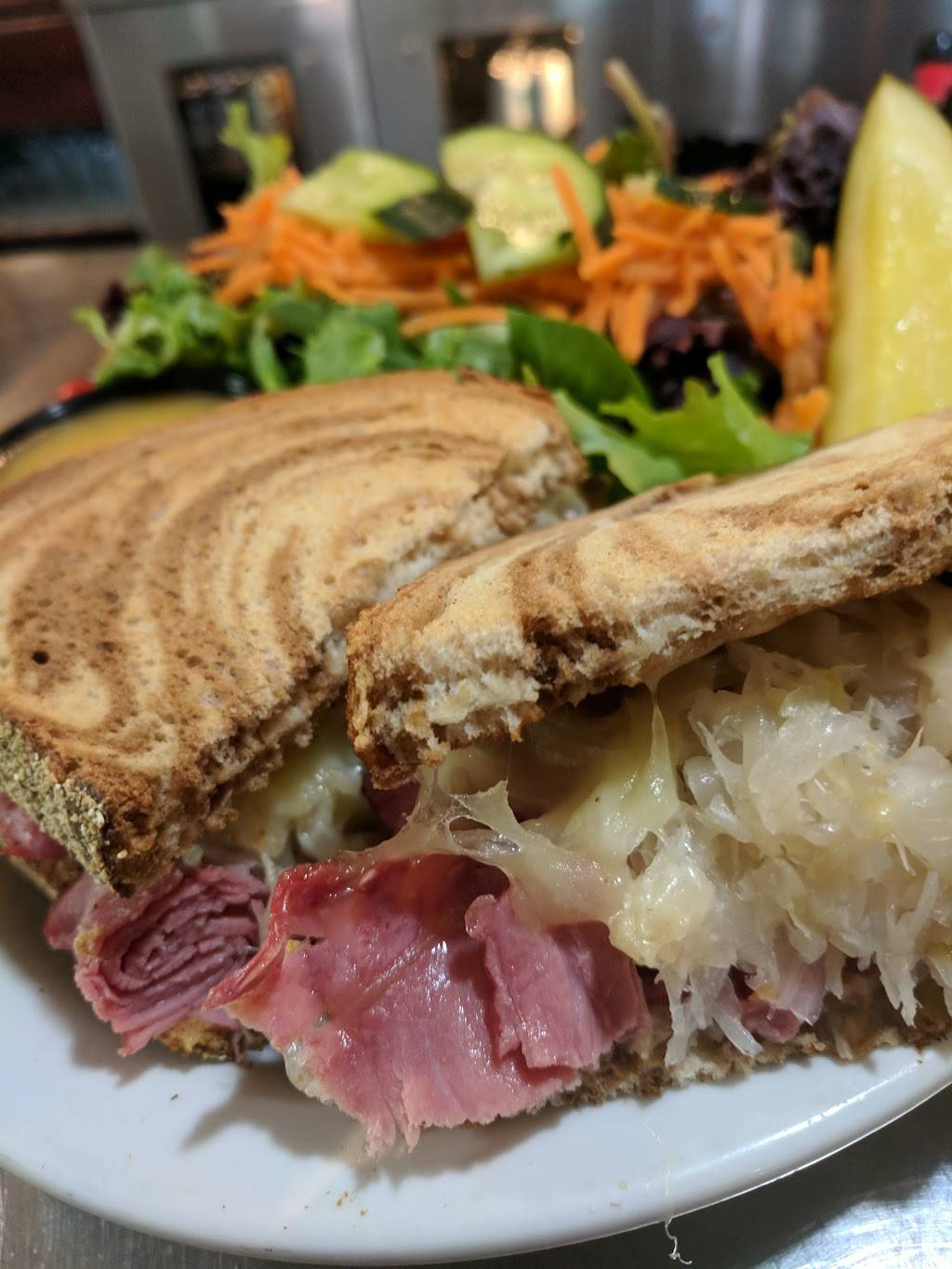 Queens Bush Pub | restaurant | 451 10th St, Hanover, ON N4N 1P7, Canada | 5193646666 OR +1 519-364-6666