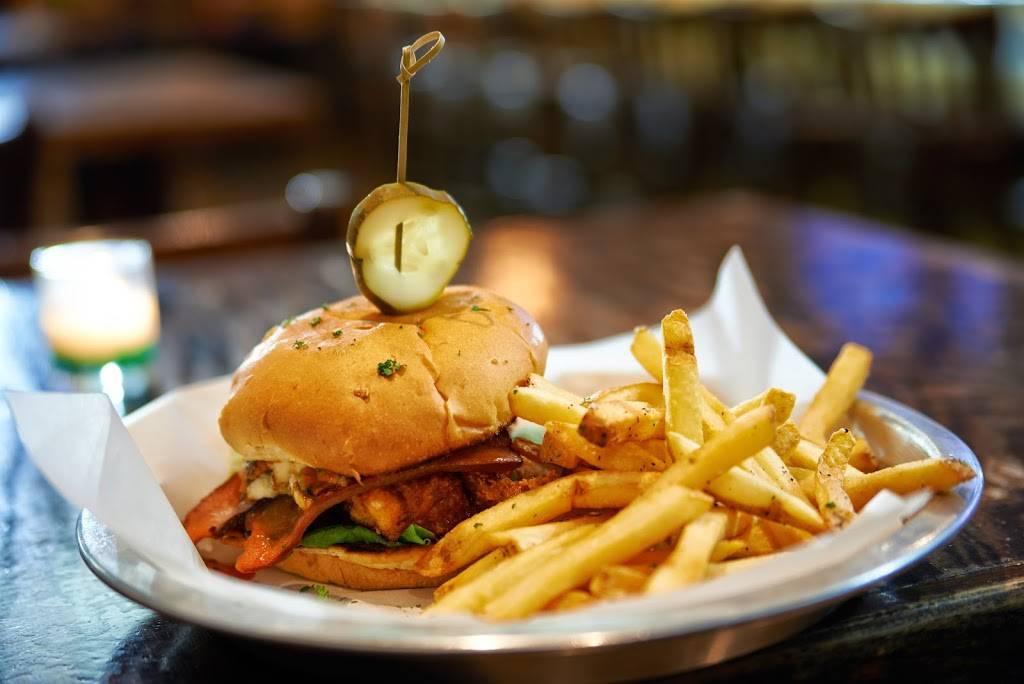 Stretch Bar & Grill | restaurant | 3485 N Clark St, Chicago, IL 60657, USA | 7737553980 OR +1 773-755-3980