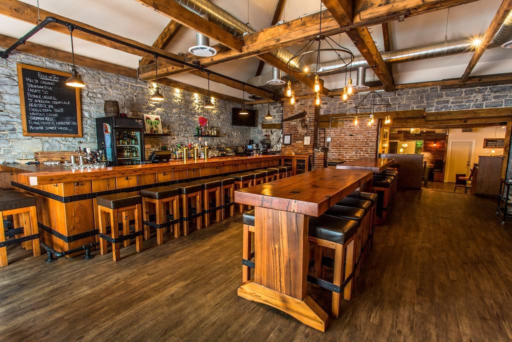 Red House | restaurant | 369 King St E, Kingston, ON K7K 2Y1, Canada | 6137672558 OR +1 613-767-2558