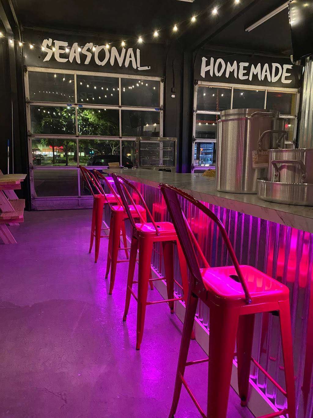 V9 EATS | restaurant | 5800 9th Ave N, St. Petersburg, FL 33710, USA | 7272569723 OR +1 727-256-9723