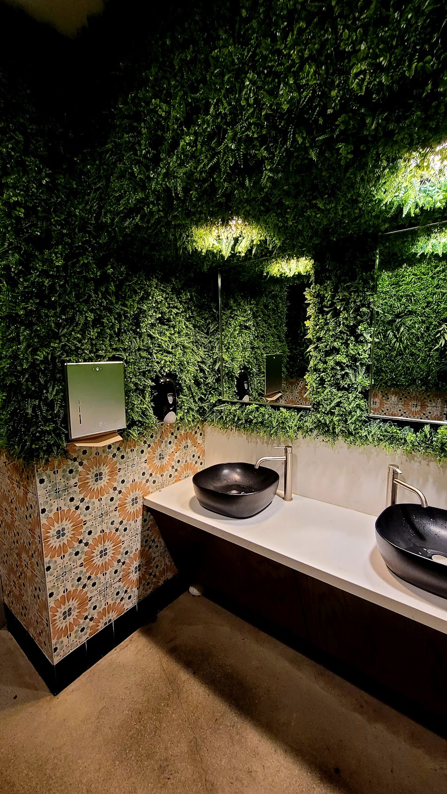 Kalaveras | restaurant | 91 S Pine Ave, Long Beach, CA 90802, USA | 5624358431 OR +1 562-435-8431