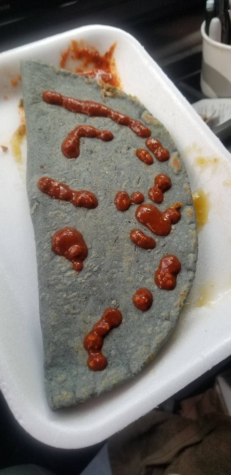 Quesadillas y Mas Los Parados | restaurant | 3930 N Main St, Houston, TX 77009, USA | 8322479125 OR +1 832-247-9125