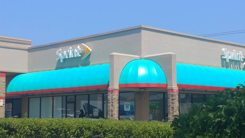 Hall Plaza | shopping mall | 4701 W Diversey Ave, Chicago, IL 60639, USA | 7737364100 OR +1 773-736-4100