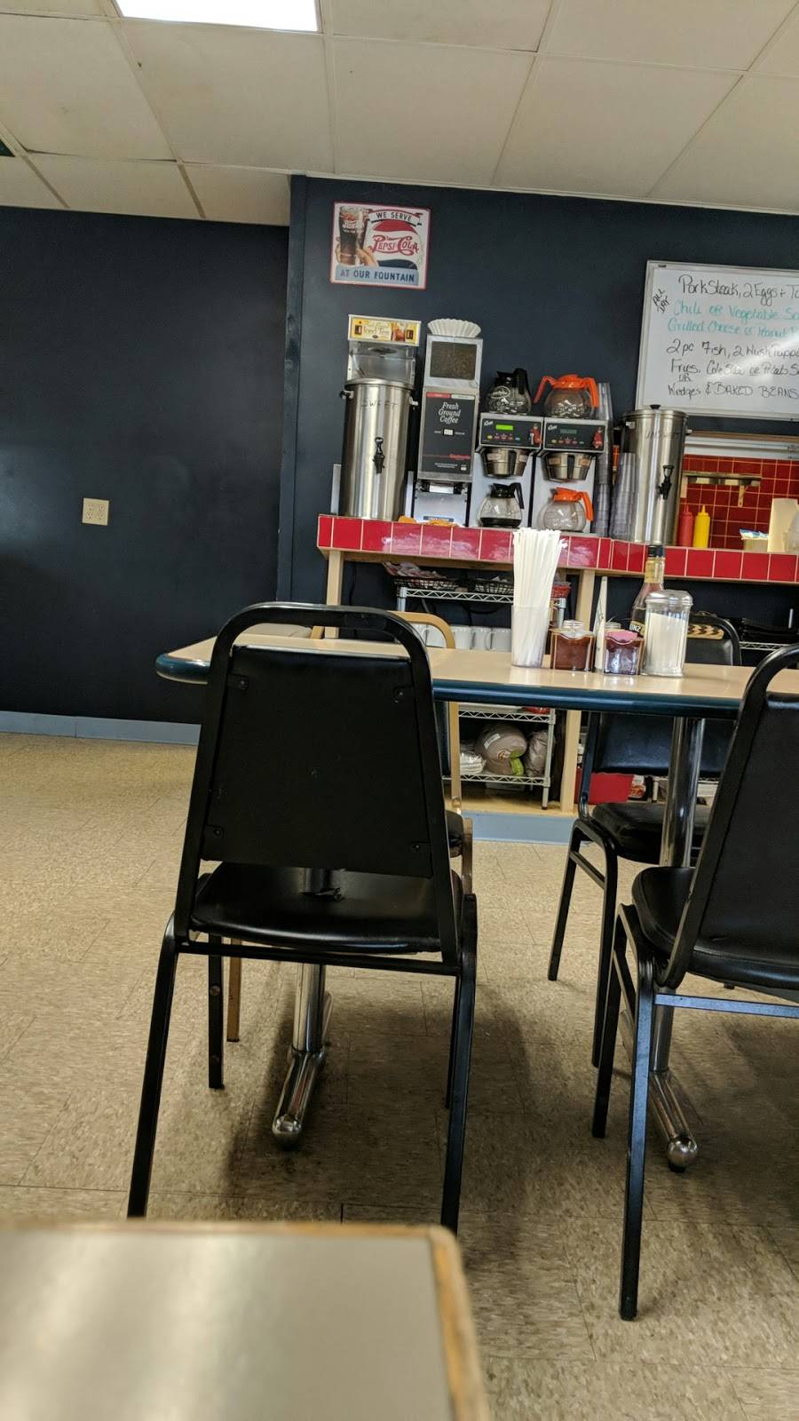 K & M Diner | restaurant | 410 S 1st St, Fairfield, IL 62837, USA | 6185167198 OR +1 618-516-7198