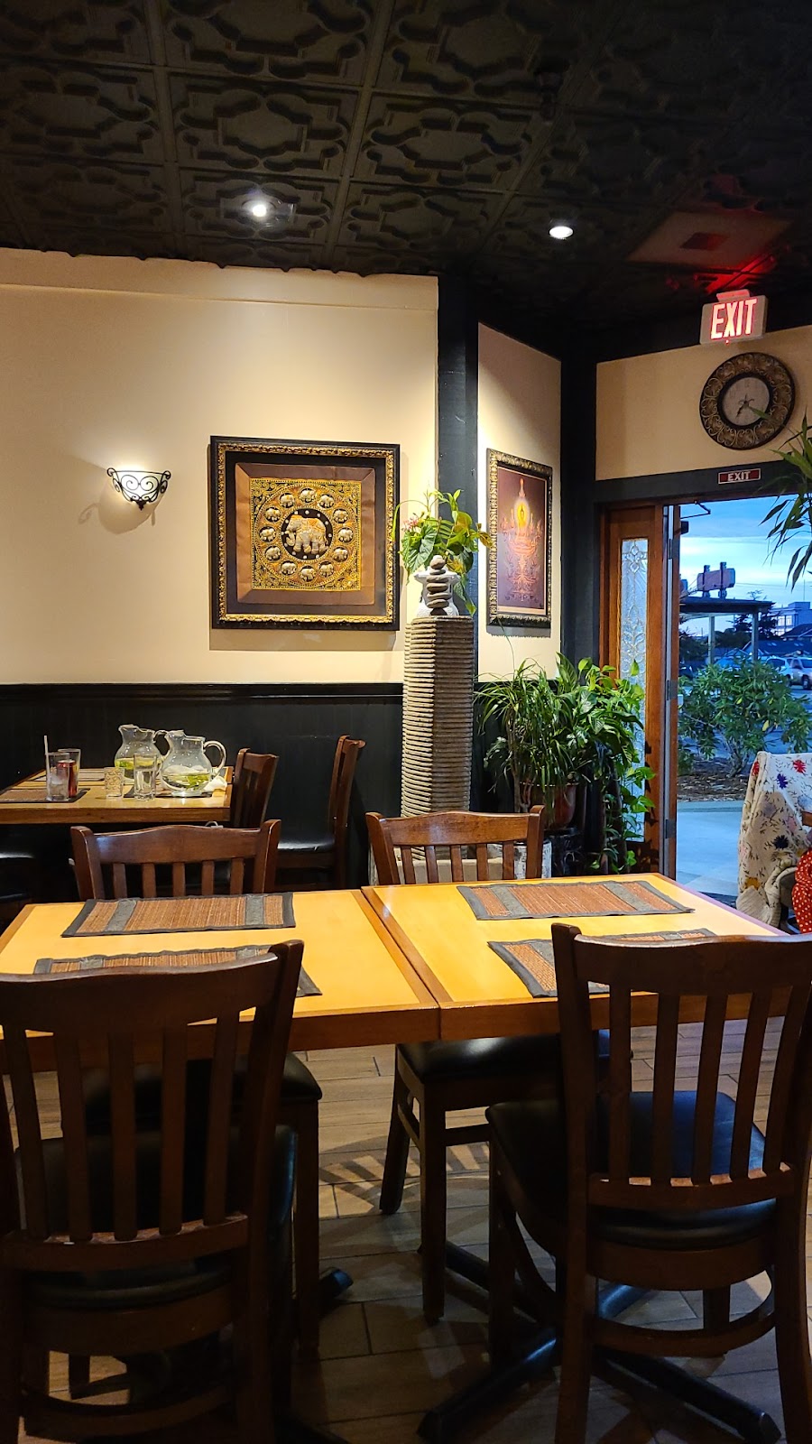 Bencharong Thai House | restaurant | 600 F St, Arcata, CA 95521, USA | 7078250900 OR +1 707-825-0900